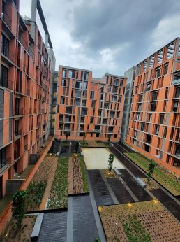 Conjunto residencial con jardín